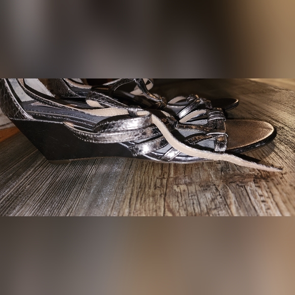 Glint metallic wedge Sandals size 8M - Picture 2 of 2